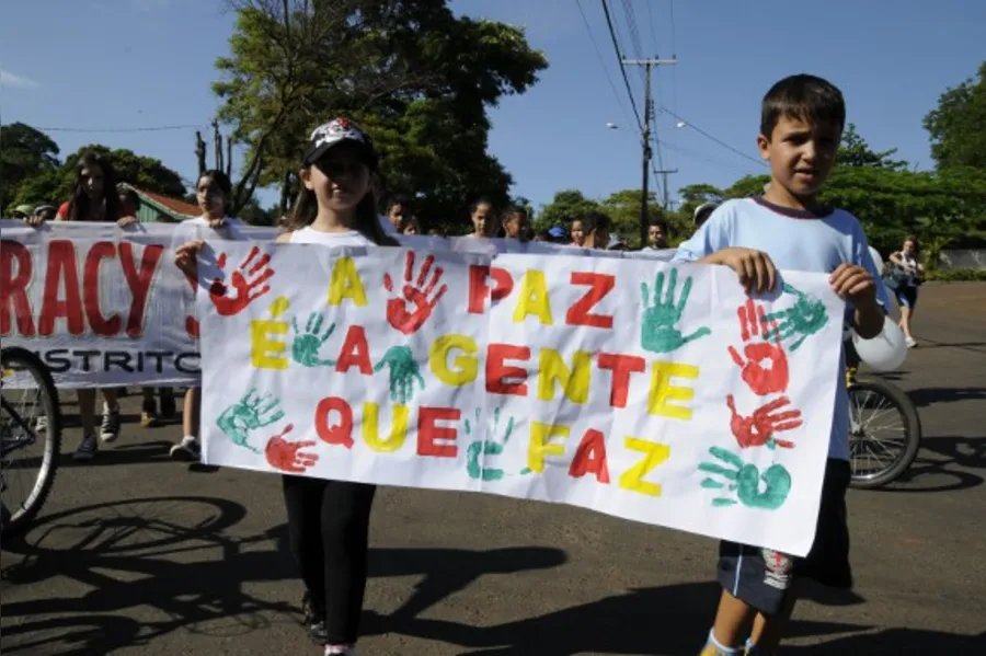 Crianças caminham pela paz