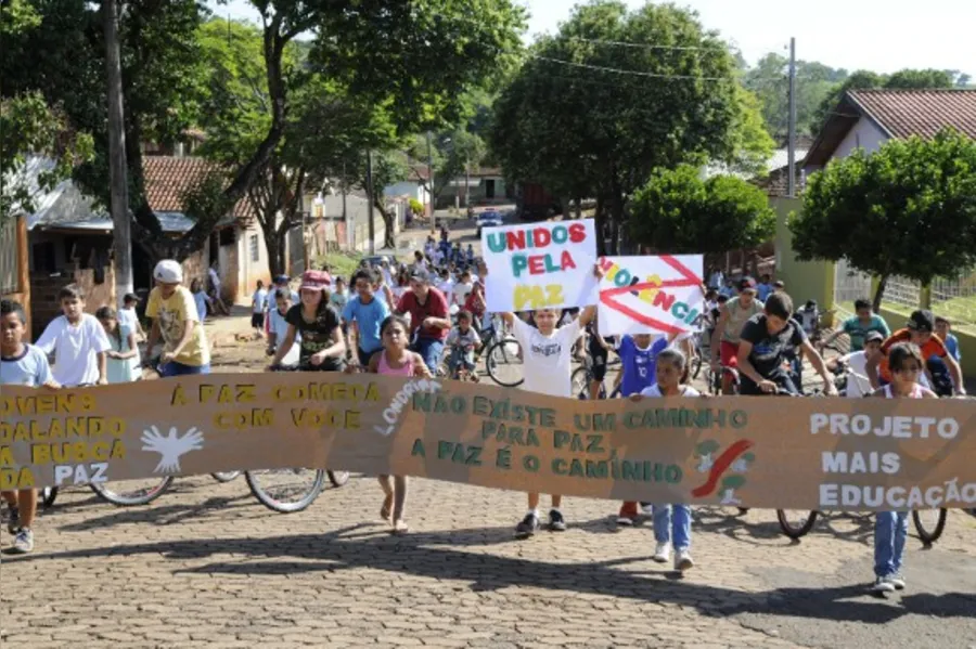 Crianças caminham pela paz