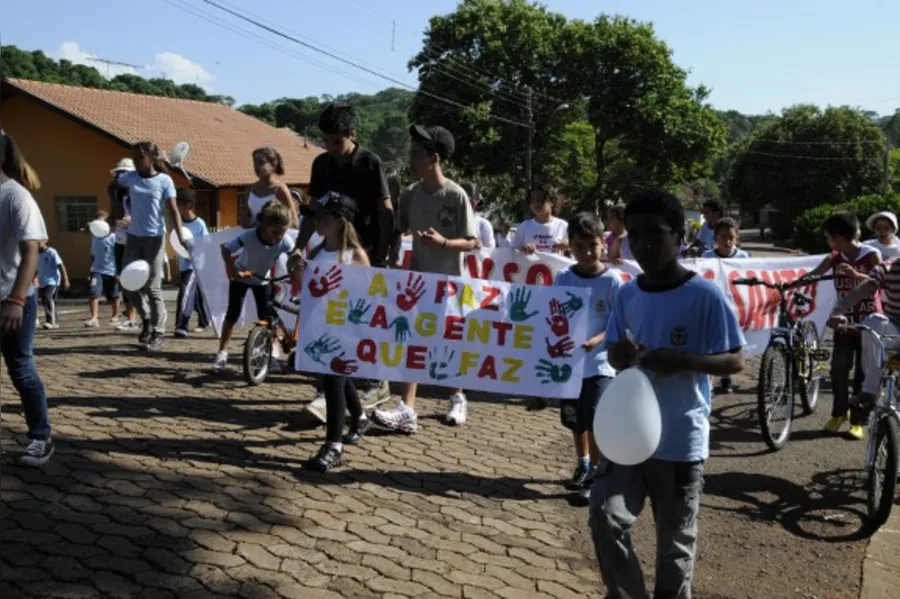 Crianças caminham pela paz