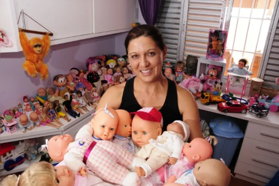 Voluntária restaura e doa brinquedos