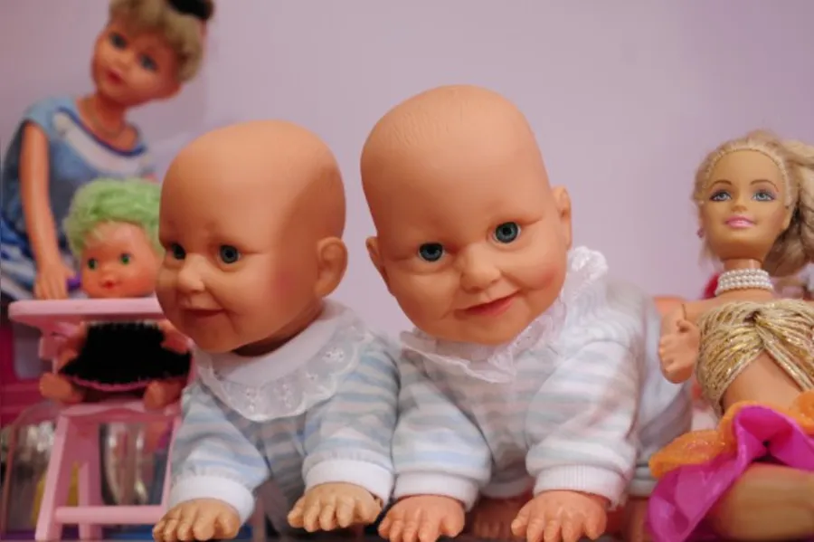 Voluntária restaura e doa brinquedos