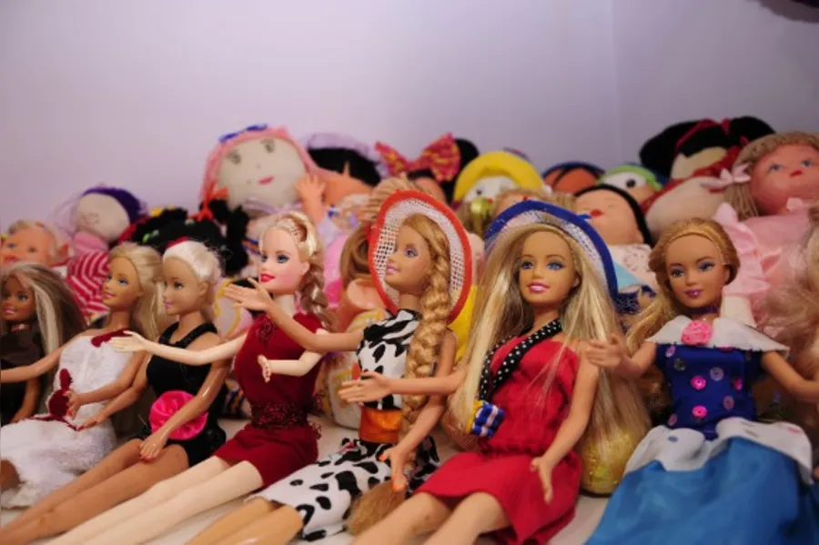 Voluntária restaura e doa brinquedos