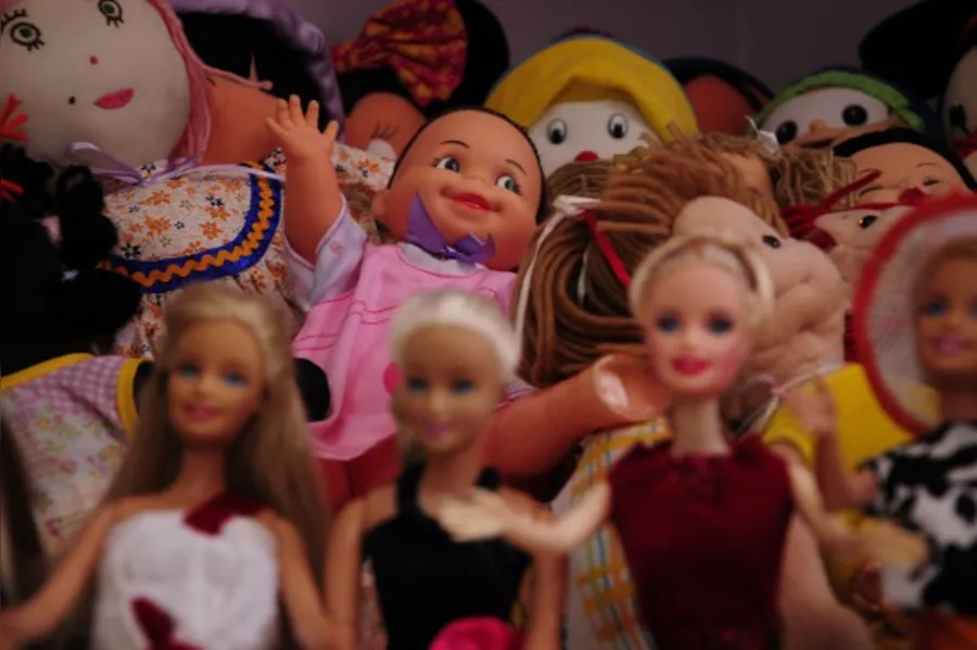 Voluntária restaura e doa brinquedos