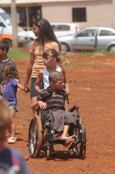 Crianças abraçam o Vista Bela
