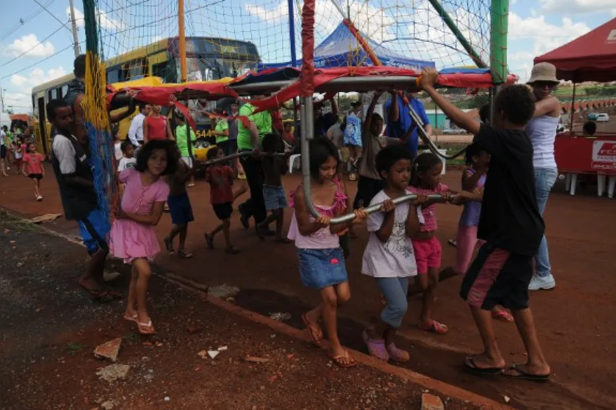 Crianças abraçam o Vista Bela