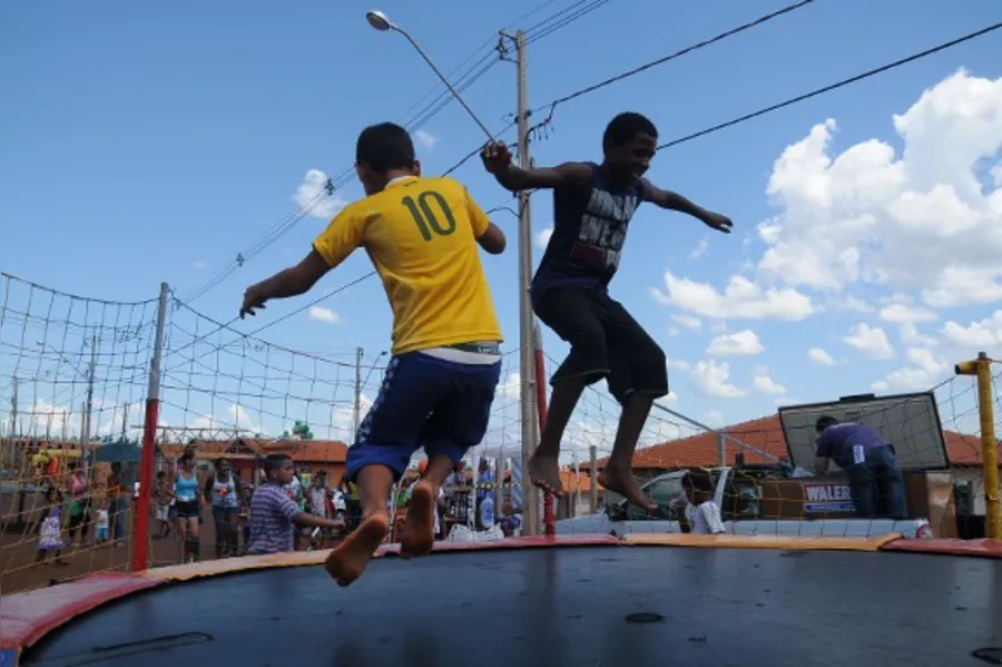 Crianças abraçam o Vista Bela