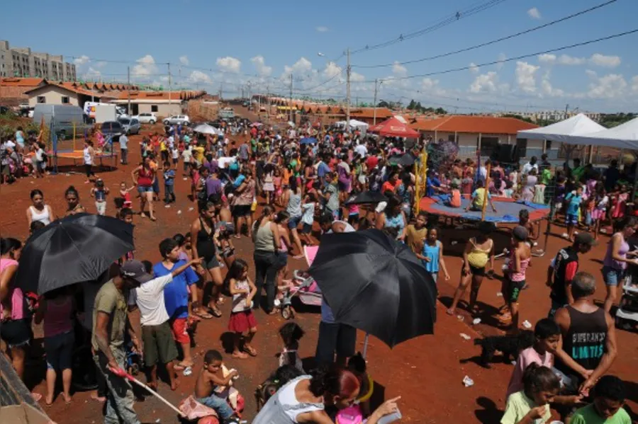 Crianças abraçam o Vista Bela