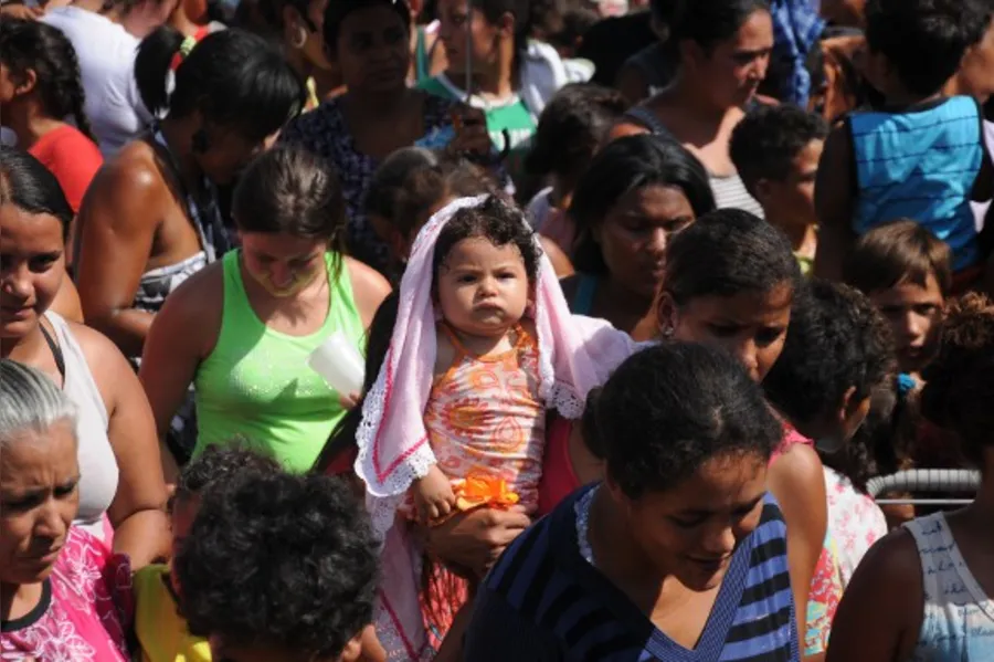 Crianças abraçam o Vista Bela