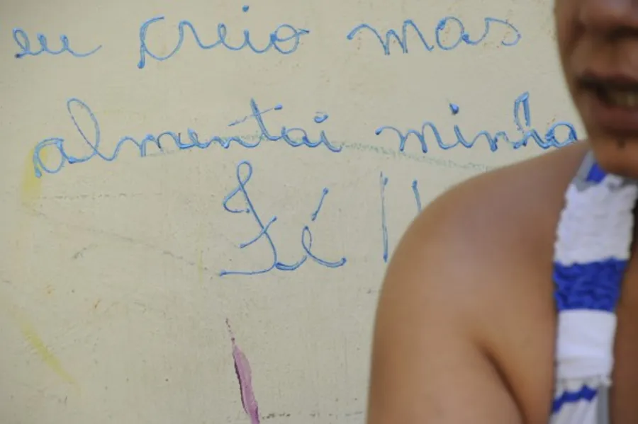 Mulheres superlotam delegacias