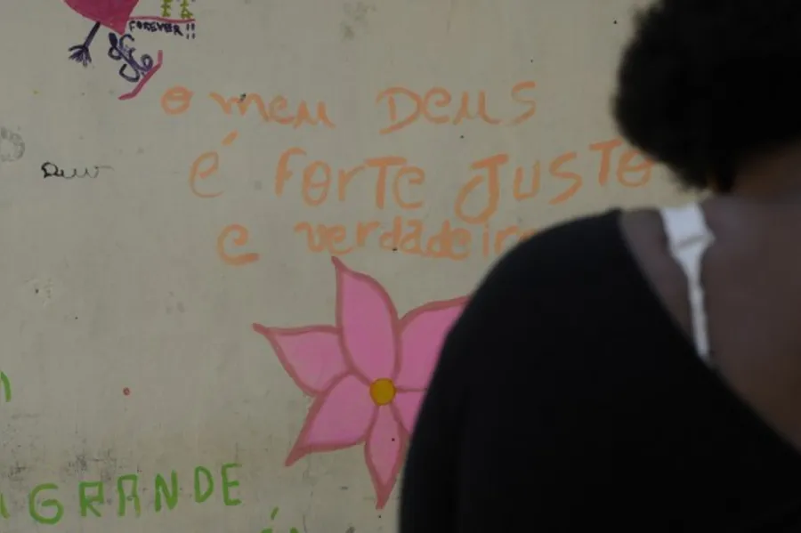 Mulheres superlotam delegacias