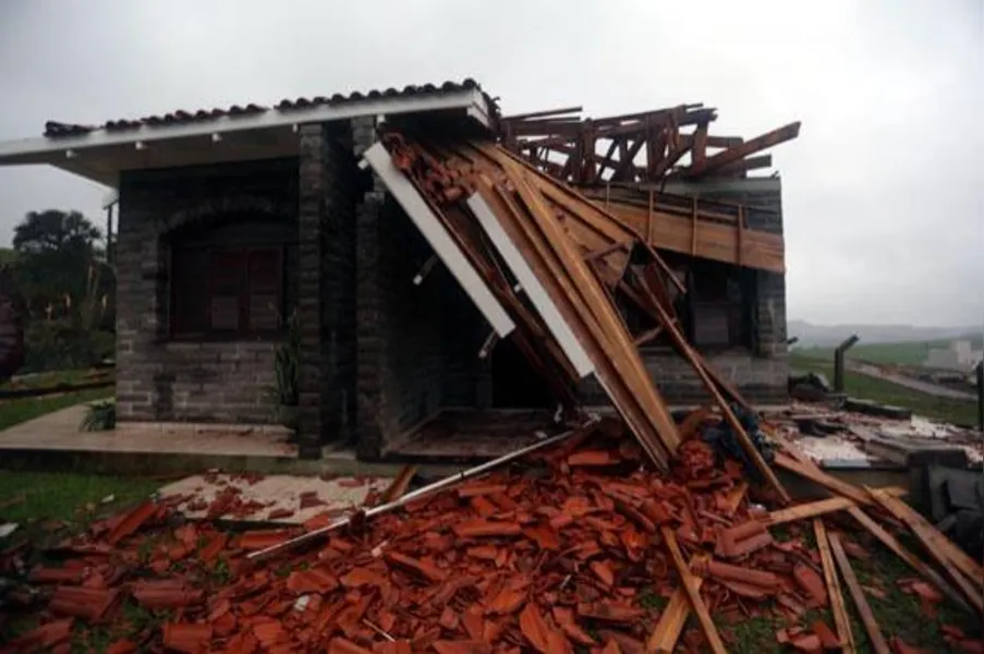ÁGUAS DE JULHO - Após tornado, enchente amedronta moradores