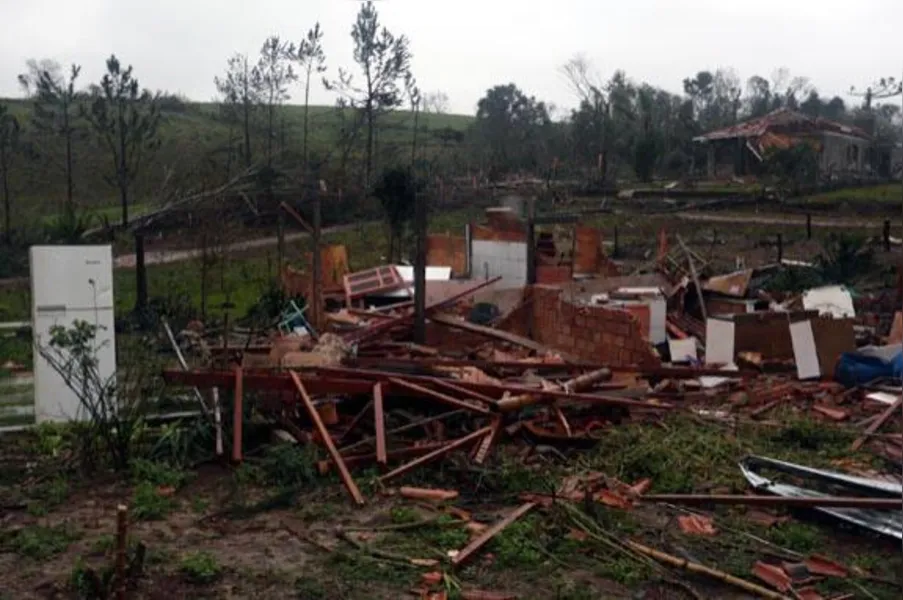 ÁGUAS DE JULHO - Após tornado, enchente amedronta moradores