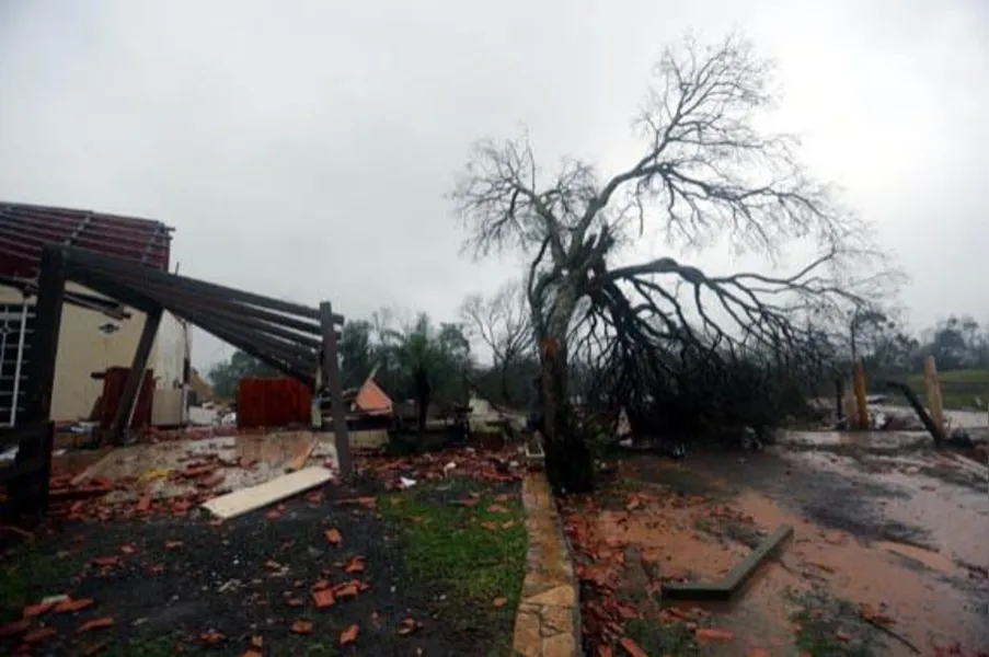 ÁGUAS DE JULHO - Após tornado, enchente amedronta moradores