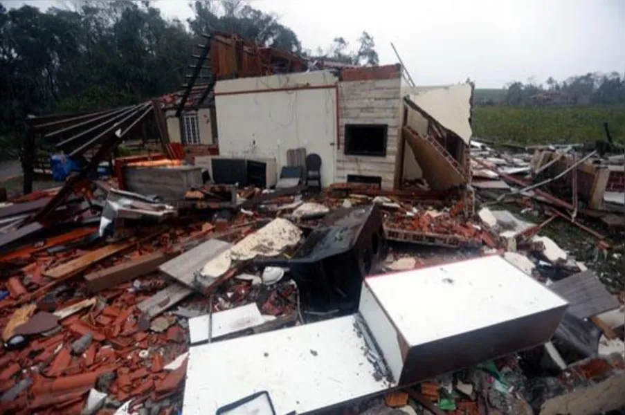 ÁGUAS DE JULHO - Após tornado, enchente amedronta moradores
