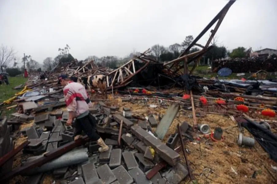 ÁGUAS DE JULHO - Após tornado, enchente amedronta moradores