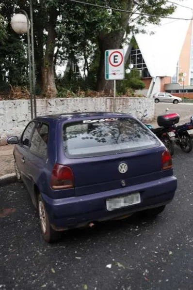 Deixar espaço entre carros reduz vagas de estacionamento