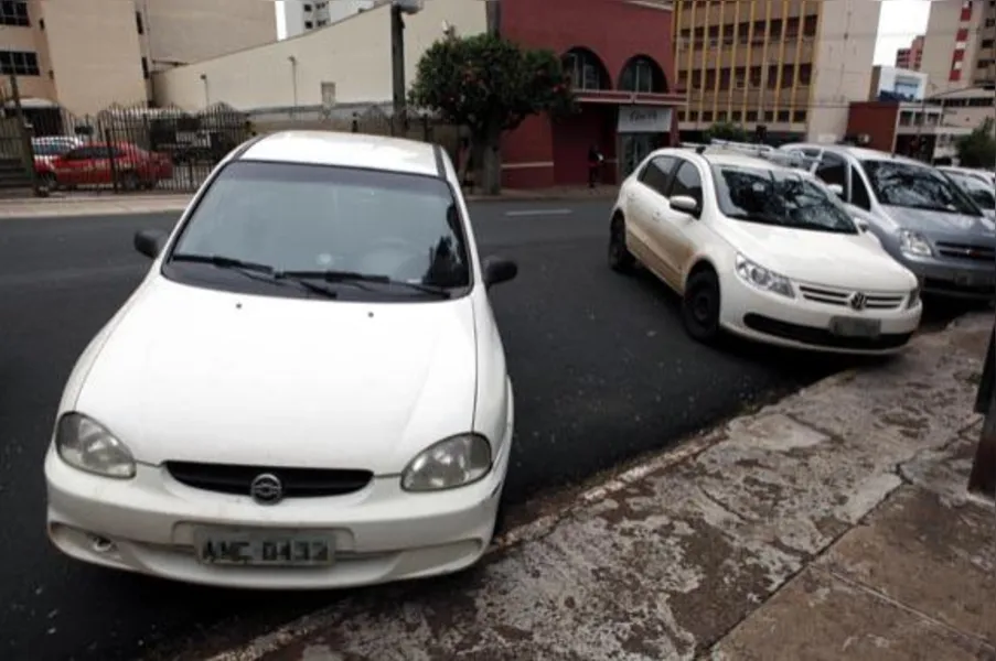 Deixar espaço entre carros reduz vagas de estacionamento