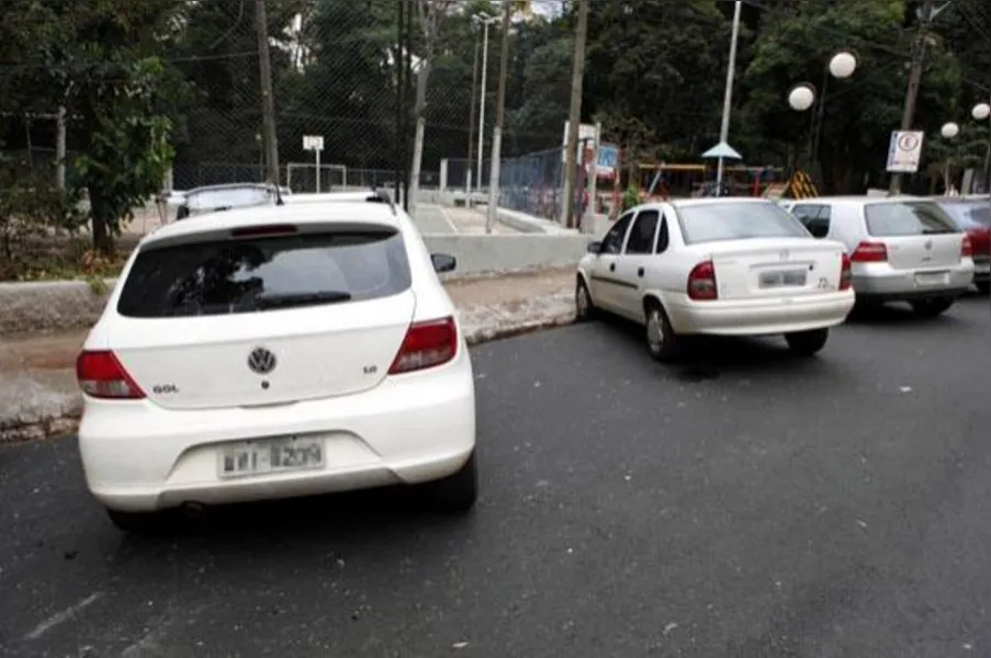 Deixar espaço entre carros reduz vagas de estacionamento
