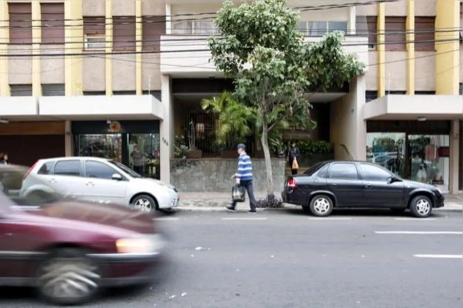 Deixar espaço entre carros reduz vagas de estacionamento