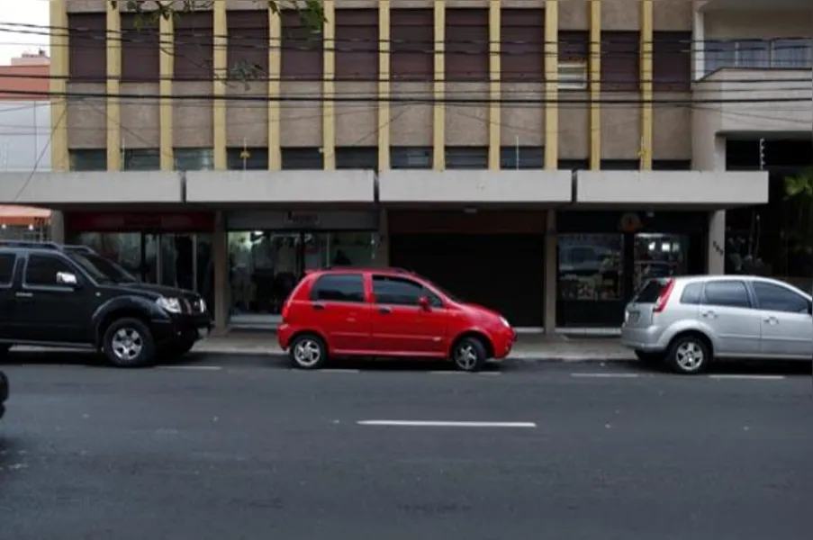 Deixar espaço entre carros reduz vagas de estacionamento