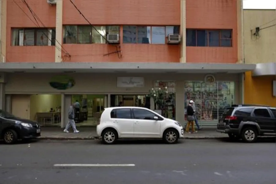Deixar espaço entre carros reduz vagas de estacionamento