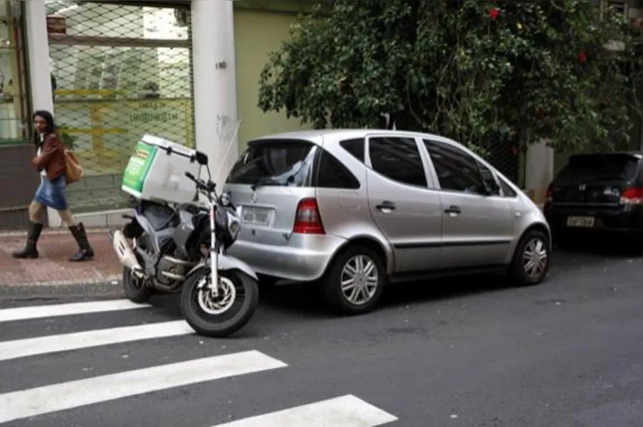 Deixar espaço entre carros reduz vagas de estacionamento