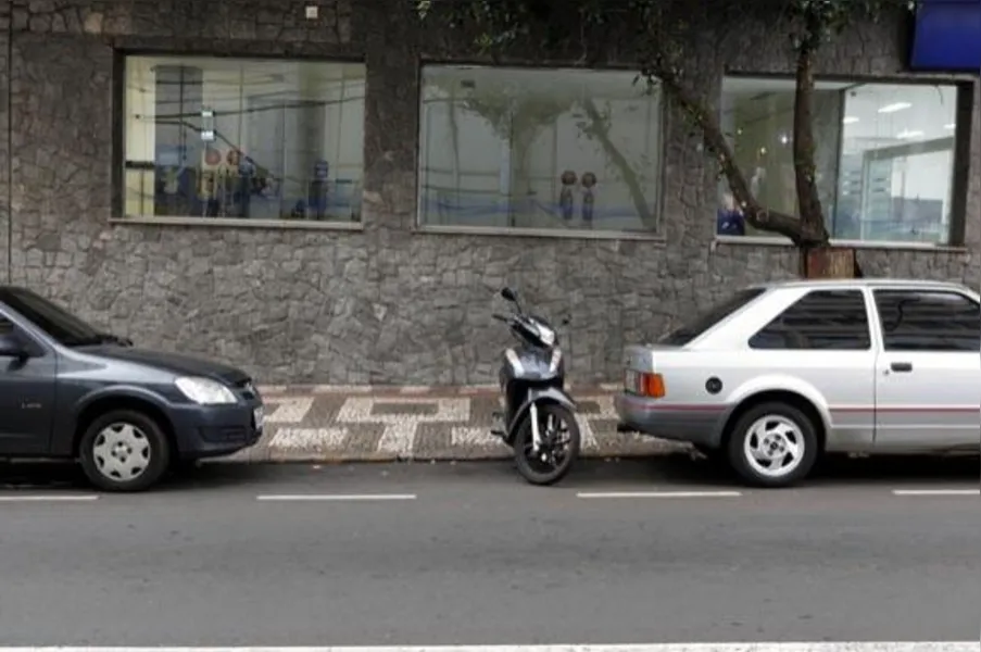 Deixar espaço entre carros reduz vagas de estacionamento