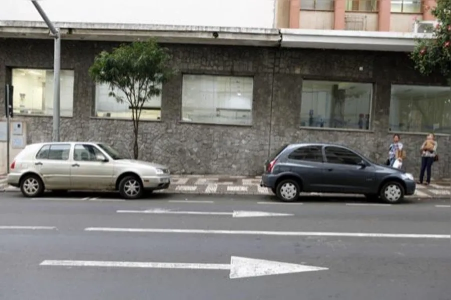 Deixar espaço entre carros reduz vagas de estacionamento