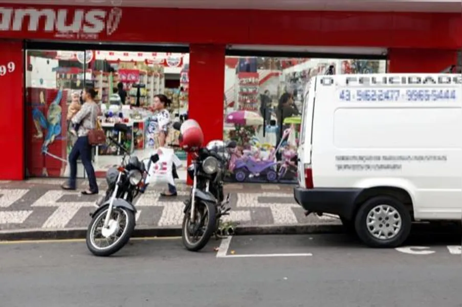 Deixar espaço entre carros reduz vagas de estacionamento