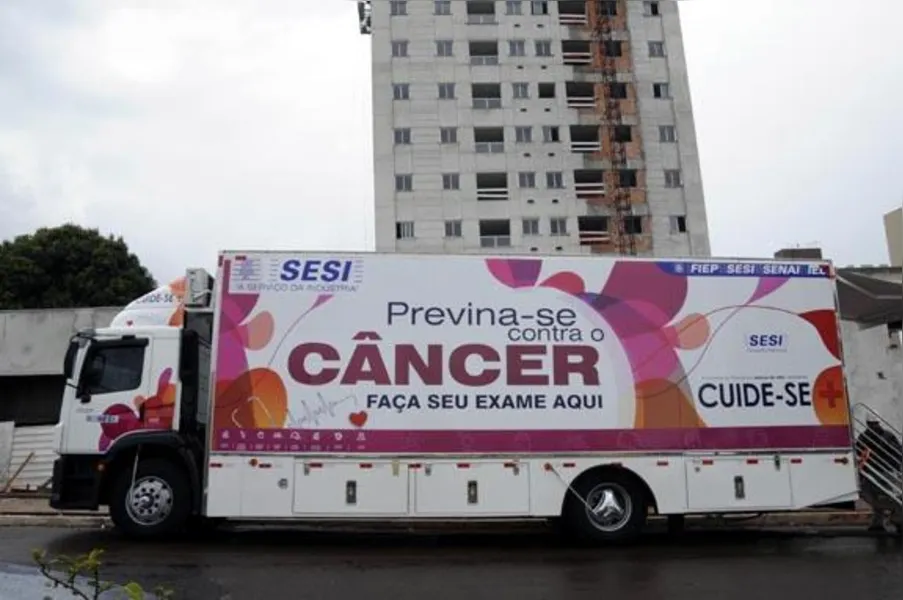 Carreta leva consultório a trabalhadores da construção civil