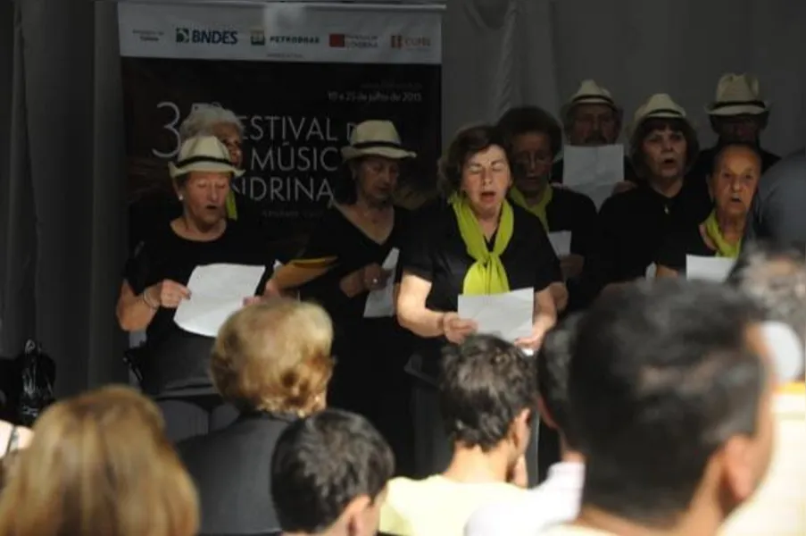 Idosos demonstram habilidades musicais