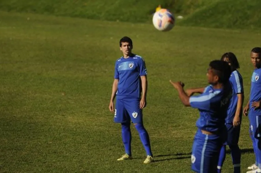 Dirceu troca Londrina por Portugal