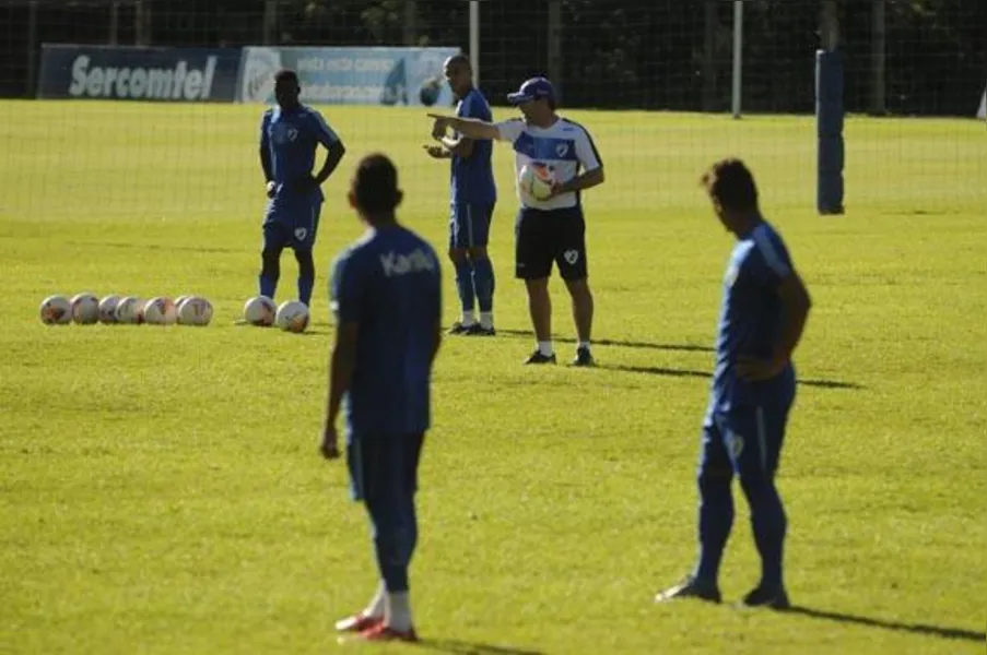 Dirceu troca Londrina por Portugal
