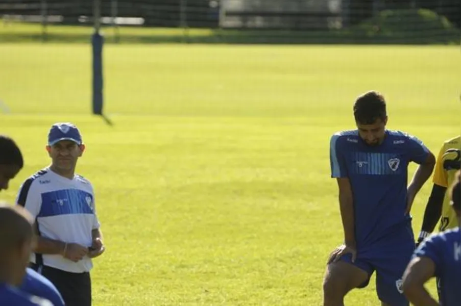 Dirceu troca Londrina por Portugal
