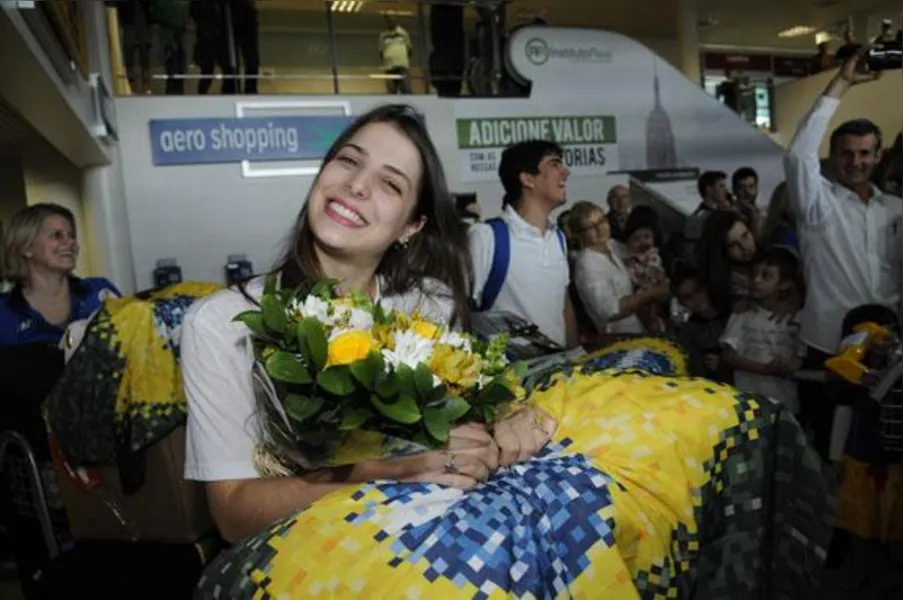 Campeãs no Pan, ginastas são recebidas com festa