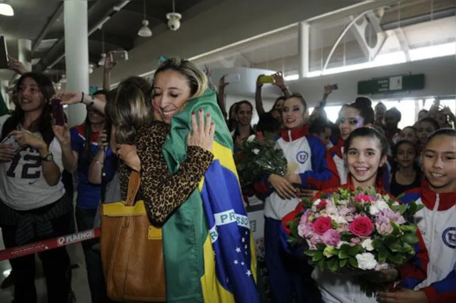 Campeãs no Pan, ginastas são recebidas com festa