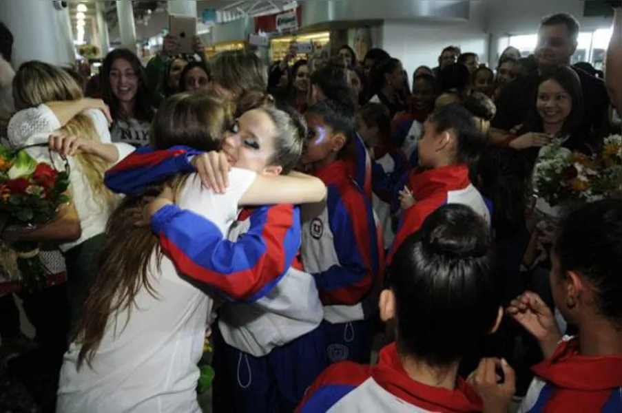 Campeãs no Pan, ginastas são recebidas com festa