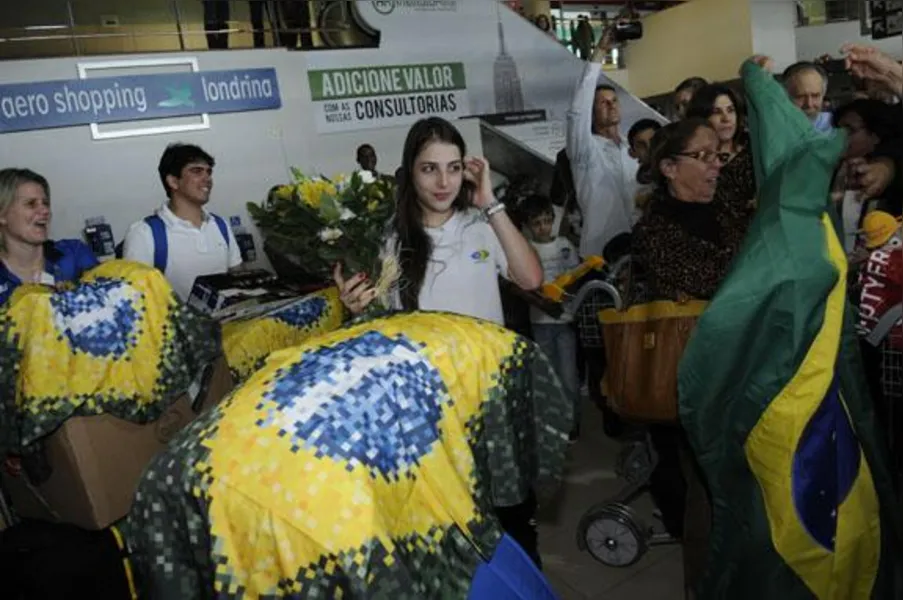 Campeãs no Pan, ginastas são recebidas com festa