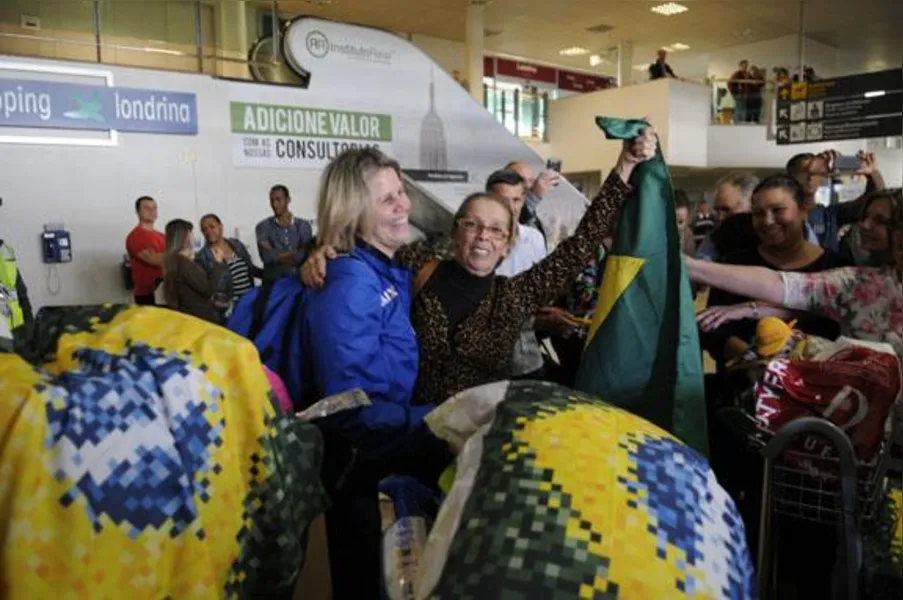 Campeãs no Pan, ginastas são recebidas com festa