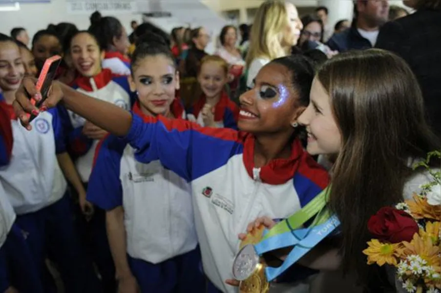 Campeãs no Pan, ginastas são recebidas com festa