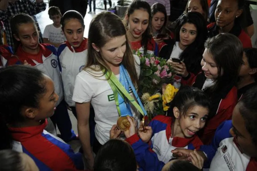 Campeãs no Pan, ginastas são recebidas com festa