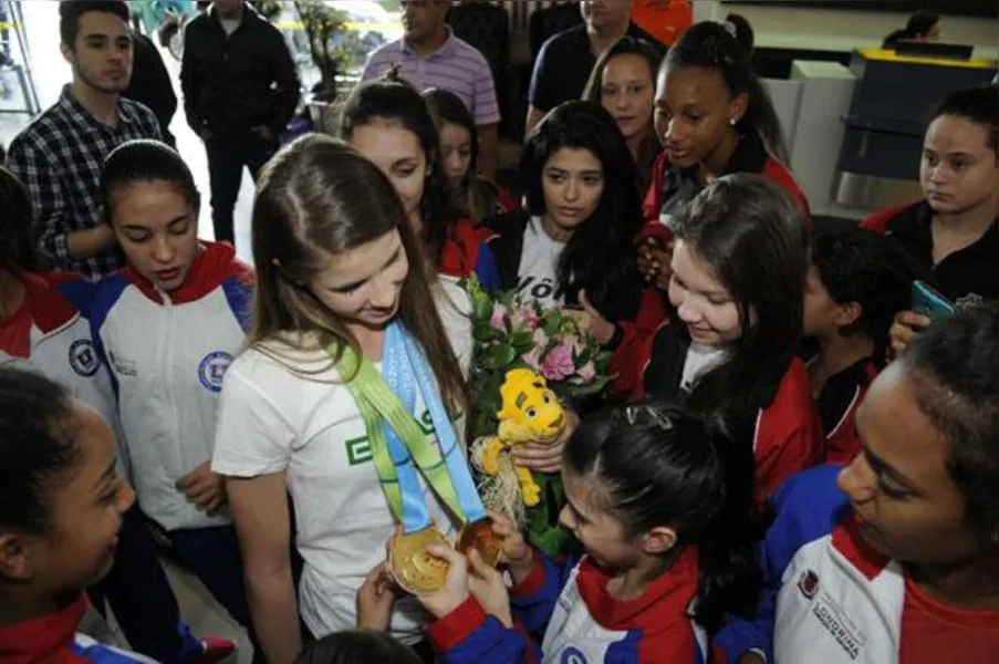 Campeãs no Pan, ginastas são recebidas com festa