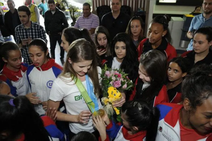 Campeãs no Pan, ginastas são recebidas com festa