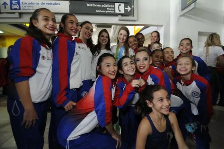 Campeãs no Pan, ginastas são recebidas com festa