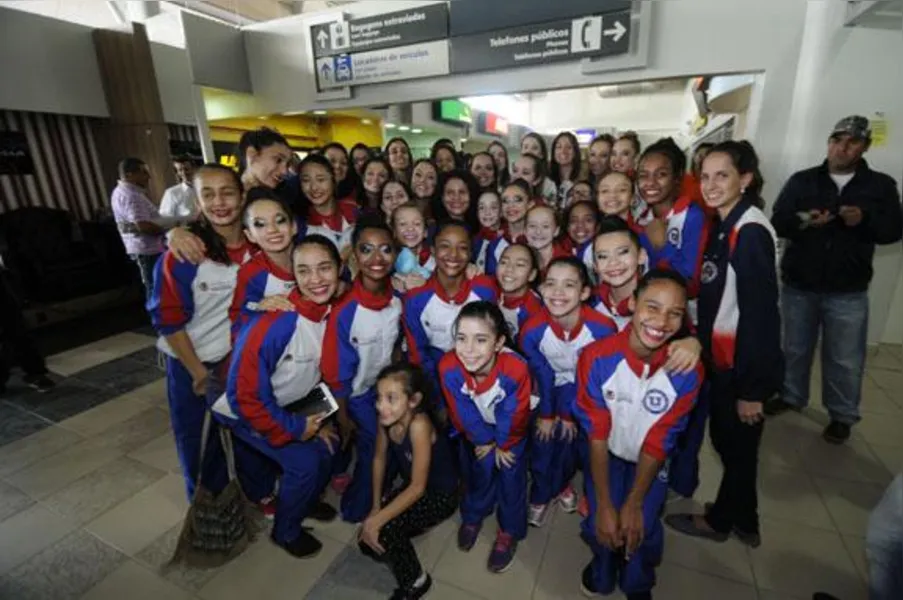 Campeãs no Pan, ginastas são recebidas com festa