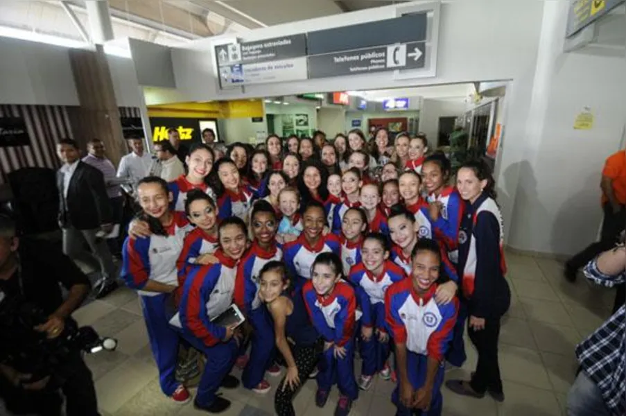 Campeãs no Pan, ginastas são recebidas com festa