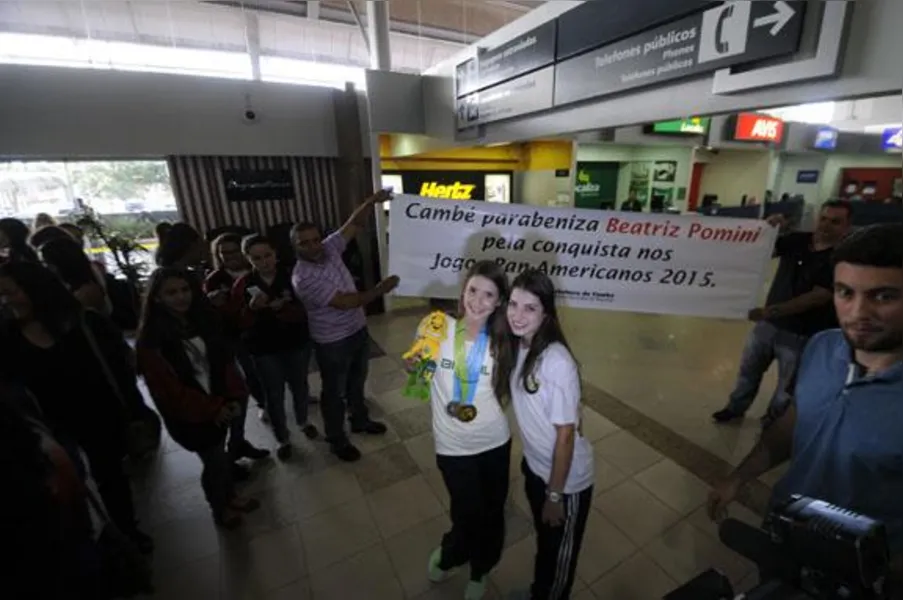 Campeãs no Pan, ginastas são recebidas com festa