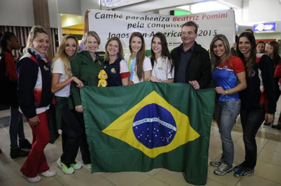 Campeãs no Pan, ginastas são recebidas com festa