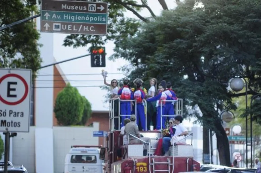 Campeãs no Pan, ginastas são recebidas com festa