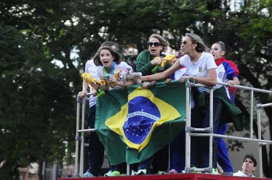 Campeãs no Pan, ginastas são recebidas com festa